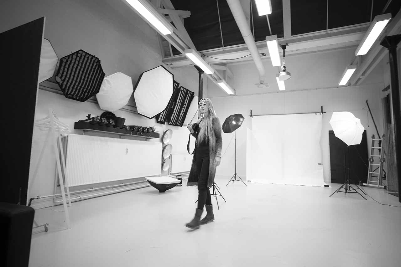 fotografen på arbejde i fotostudiet Aarhus
